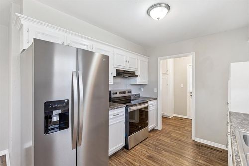 9400 Lakeshore Dr, The Village, OK, 73120-2021 | Card Image