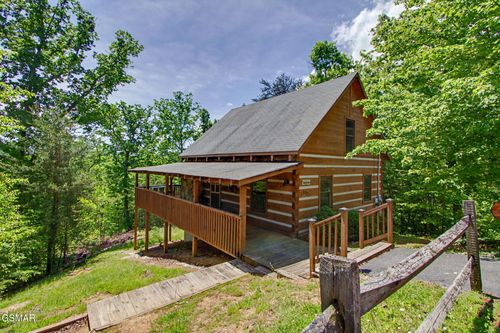 1723 Bluff Ridge Rd, Sevierville, TN, 37876-2682 | Card Image