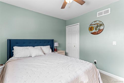 23225 Springbrook Dr, Farmington Hills, MI, 48336-3374 | Card Image