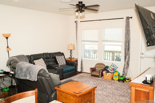 469 Middle Green Loop, House other with 5 bedrooms, 3 bathrooms and null parking in Floresville TX | Image 5