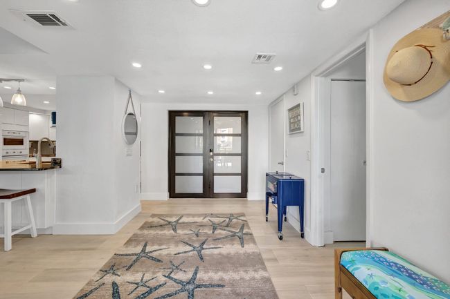 211 - 4100 N Highway A1a, Condo with 3 bedrooms, 3 bathrooms and null parking in Hutchinson Island FL | Image 6