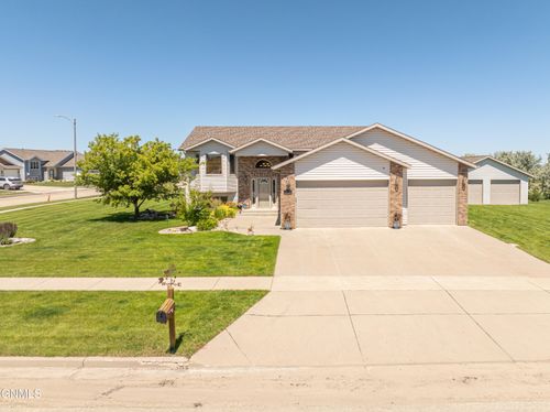 726 Medora Ave, Bismarck, ND, 58503-8870 | Card Image