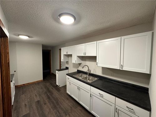 524 Bluff St Ne, Hutchinson, MN, 55350-1725 | Card Image