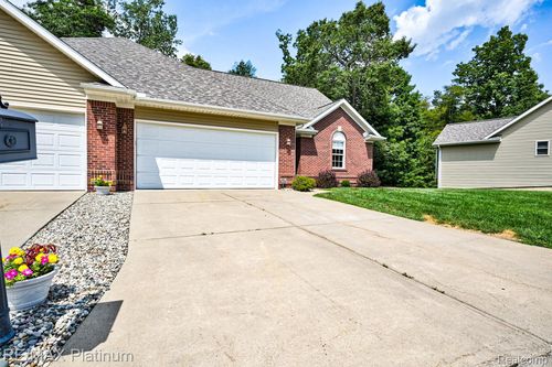 5512 Hidden Oaks Cir, Linden, MI, 48451-8841 | Card Image