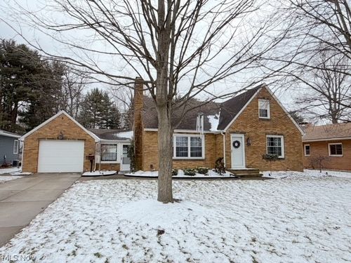 913 Oak St Nw, New Philadelphia, OH, 44663-1734 | Card Image