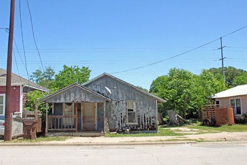 730 Chihuahua St, Lockhart, TX, 78644-3567 | Card Image
