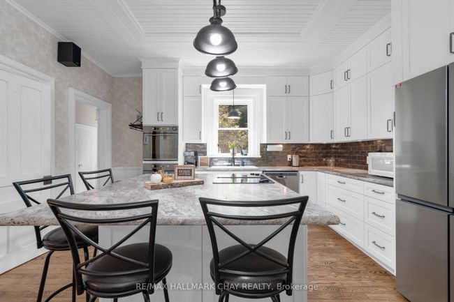 4950 Penetanguishene Rd, House other with 4 bedrooms, 3 bathrooms and 10 parking in Hillsdale ON | Image 13