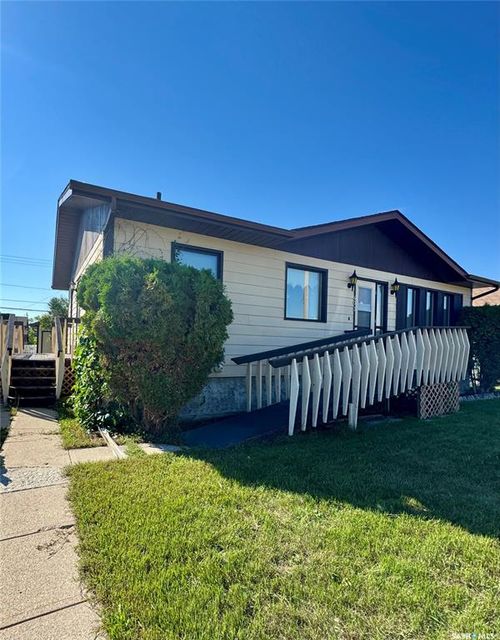 403 Churchill St, Hudson Bay, SK, S0E0Y0 | Card Image