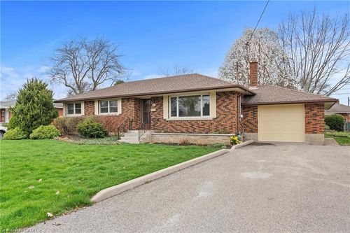11 Kamla Dr, St Catharines, ON, L2M3J9 | Card Image