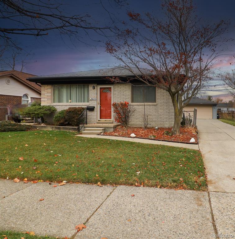 Bigelow St, Roseville, MI 48066