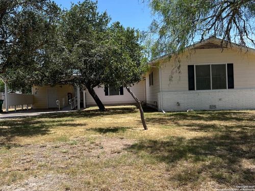 702 N Esplanade St, Karnes City, TX, 78118-2221 | Card Image