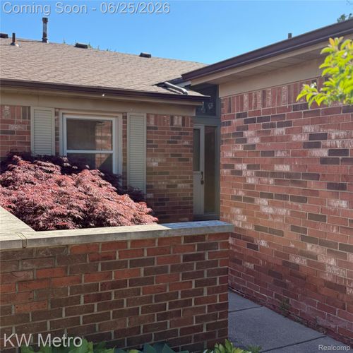 49429 Ferrisburg Ct, Shelby Township, MI, 48315-3923 | Card Image