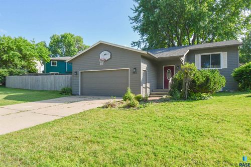 705 N Montgomery Ct, Sioux Falls, SD, 57103-6608 | Card Image