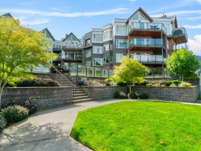 205 - 378 Esplanade Ave, Condo with 2 bedrooms, 1 bathrooms and 1 parking in Harrison Hot Springs BC | Image 1