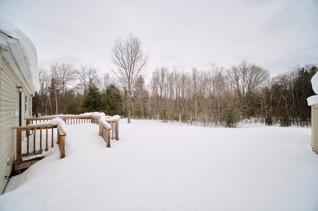Back deck overlooks countryside | Image 39