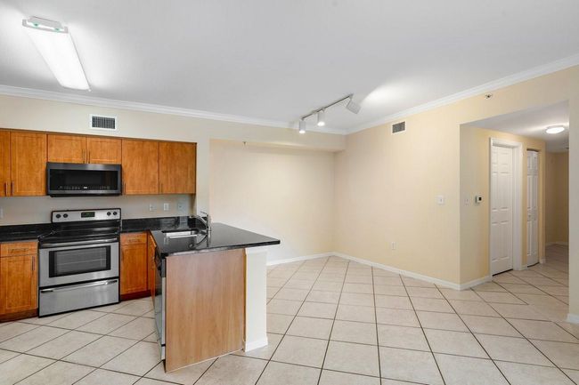 APT-208 - 6492 Emerald Dunes Dr, Condo with 3 bedrooms, 2 bathrooms and null parking in West Palm Beach FL | Image 5