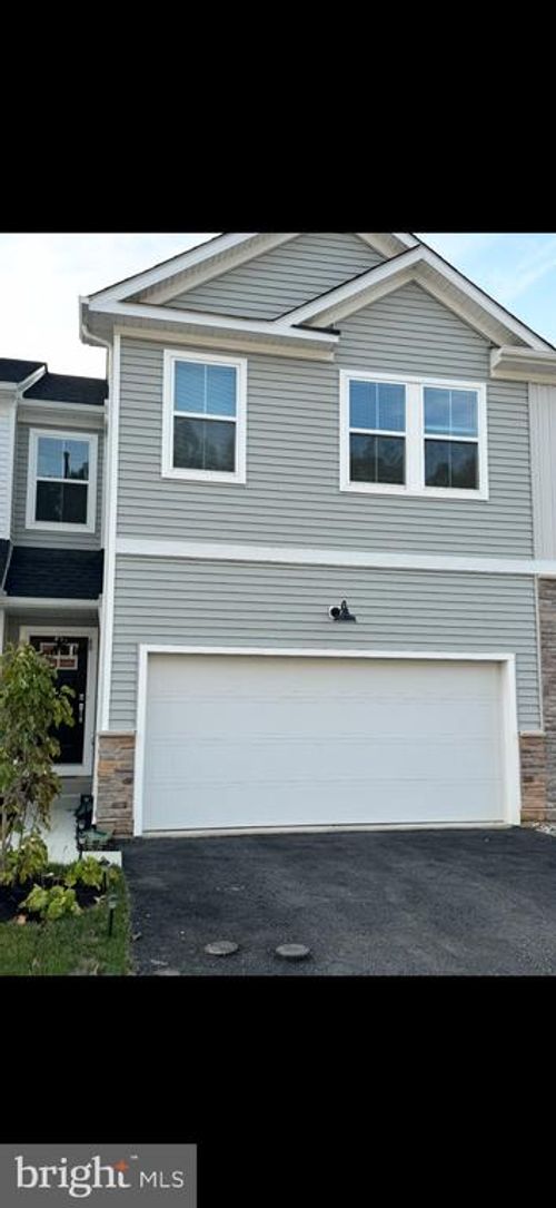 60 Four Leaf Dr, DOWNINGTOWN, PA, 19335-4041 | Card Image