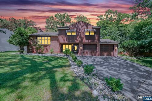 4 Henderson Ct, Pompton Lakes, NJ, 07442-2122 | Card Image