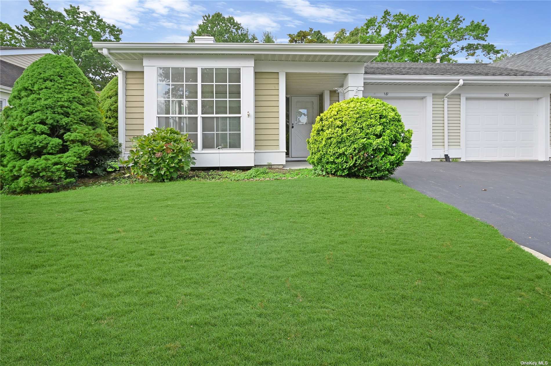 Glen Dr, Ridge, NY 11961