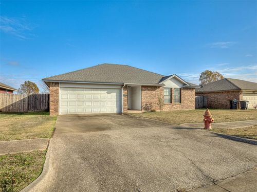 1924 Parkside Dr, Moore, OK, 73160-5636 | Card Image
