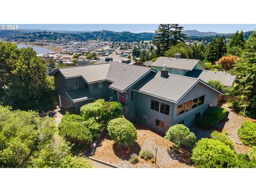 830 Signal Way, Coos Bay, OR, 97420-2237 | Card Image
