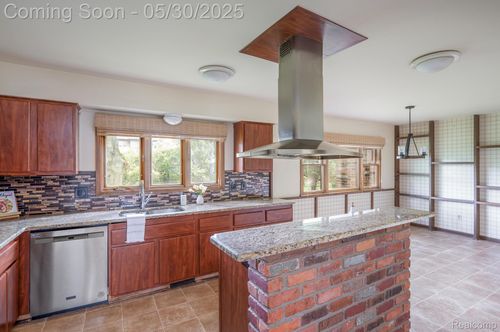18851 Capitol Dr, Southfield, MI, 48075-2680 | Card Image
