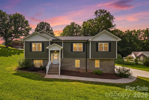 2953 2nd Street Ct Nw, Hickory, NC, 28601-8058 | Card Image