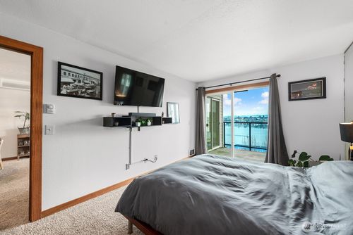 202-2401 8th Ave N, Seattle, WA, 98109-2211 | Card Image