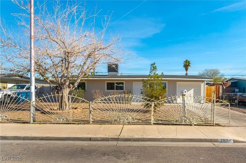 2816 Berg St, North Las Vegas, NV, 89030-5235 | Card Image