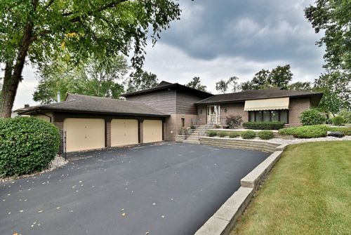 7976 Clarendon Hills Rd, Willowbrook, IL, 60527-2430 | Card Image