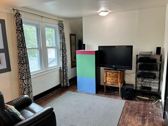 Upper level main bedroom. | Image 18