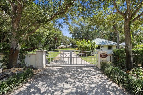 76 S Sewalls Point Rd, Sewalls Point, FL, 34996-6433 | Card Image