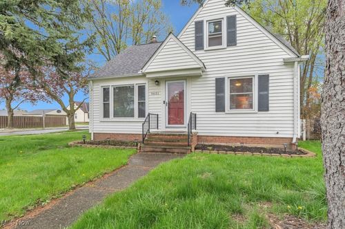9601 Biddulph Rd, Brooklyn, OH, 44144-3016 | Card Image