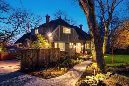 995 Terrace Ave, Victoria, BC, V8S3V2 | Card Image