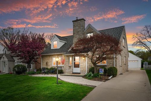 2556 N 96th Street, Wauwatosa, WI, 53226 | Card Image