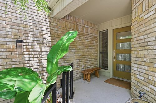 16132 Chalfont Cir, Dallas, TX, 75248-3546 | Card Image