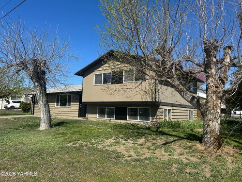 3001 Clinton Way, Yakima, WA, 98902-4930 | Card Image