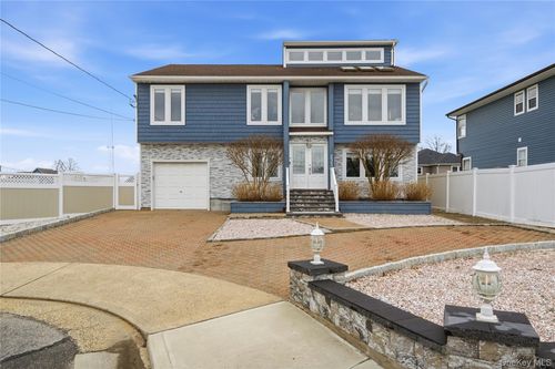 233 Arthur St, Freeport, NY, 11520-5609 | Card Image