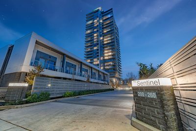 1007 - 200 Klahanie Crt, Condo with 1 bedrooms, 1 bathrooms and null parking in West Vancouver BC | Image 2