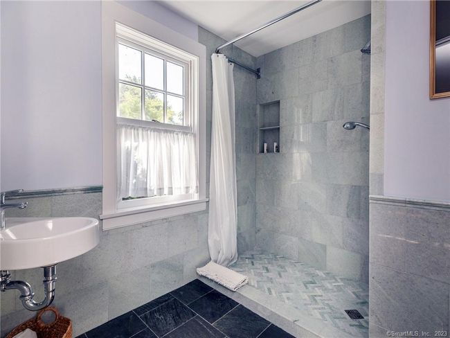 Main Floor Guest Bath | Image 16