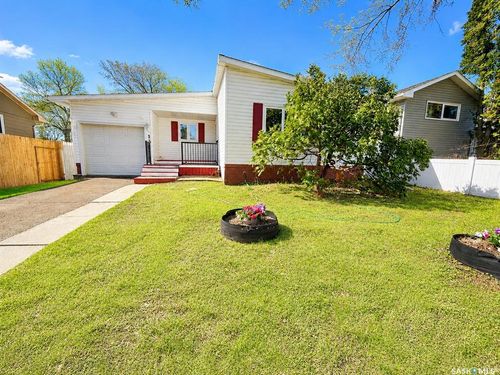 1321 Jubilee Ave, House with 4 bedrooms, 2 bathrooms and 3 parking in Regina SK | Card Image