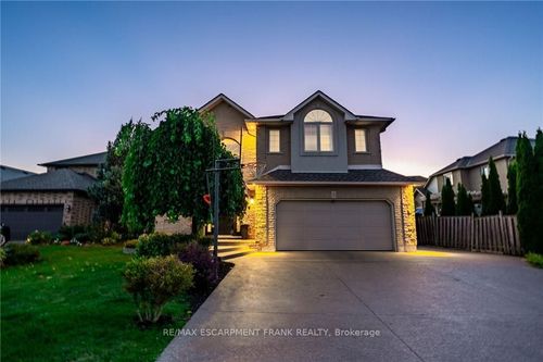 18 Konstantine Crt, Hamilton, ON, L9B2T3 | Card Image