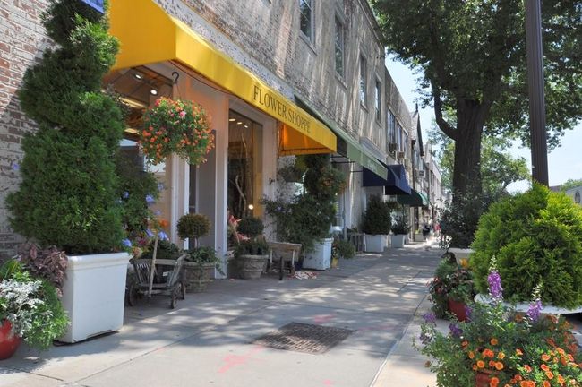 The village of Bronxville is located in the town of Eastchester. The village has shops, restaurants, banking, Post Office, grocery’s, deli’s, movie theater, coffee shops and Metro North train station with a 33 minute ride to Grand Central Station. | Image 32