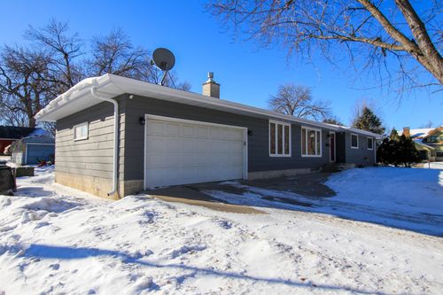 6 5th Ave Ne, Hutchinson, MN, 55350-1758 | Card Image