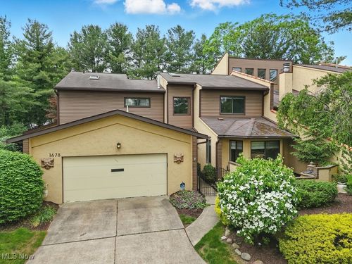 1678 Brookwood Dr, Akron, OH, 44313-5068 | Card Image