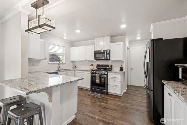 Breakfast bar area in kitchen | Image 8