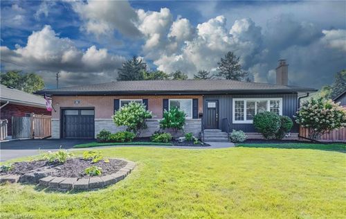 21 Loma Dr, Stoney Creek, ON, L8G2W6 | Card Image