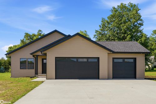 105 Dover Cir, New London, IA, 52645-9220 | Card Image