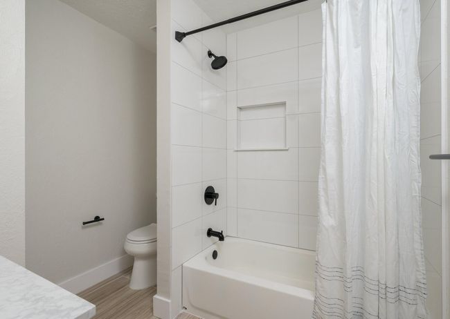 Guest Tub/Shower Combo! | Image 25