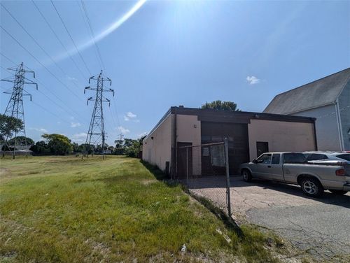 21 Pommenville St, Pawtucket, RI, 02861-4003 | Card Image